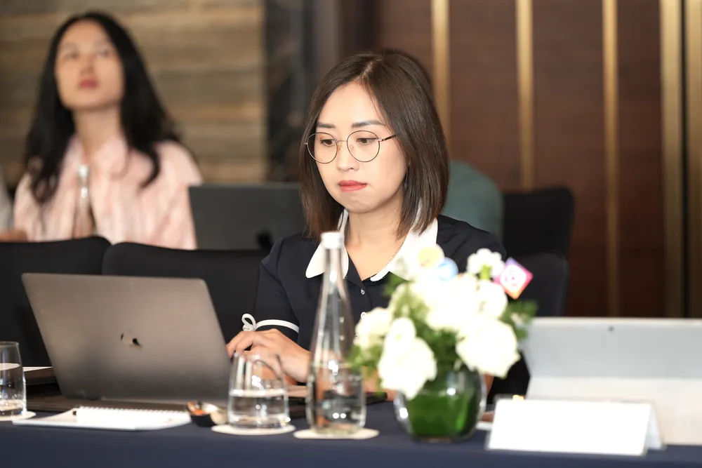 Vũ Huyền Linh làm việc tại hội thảo chuyên đề