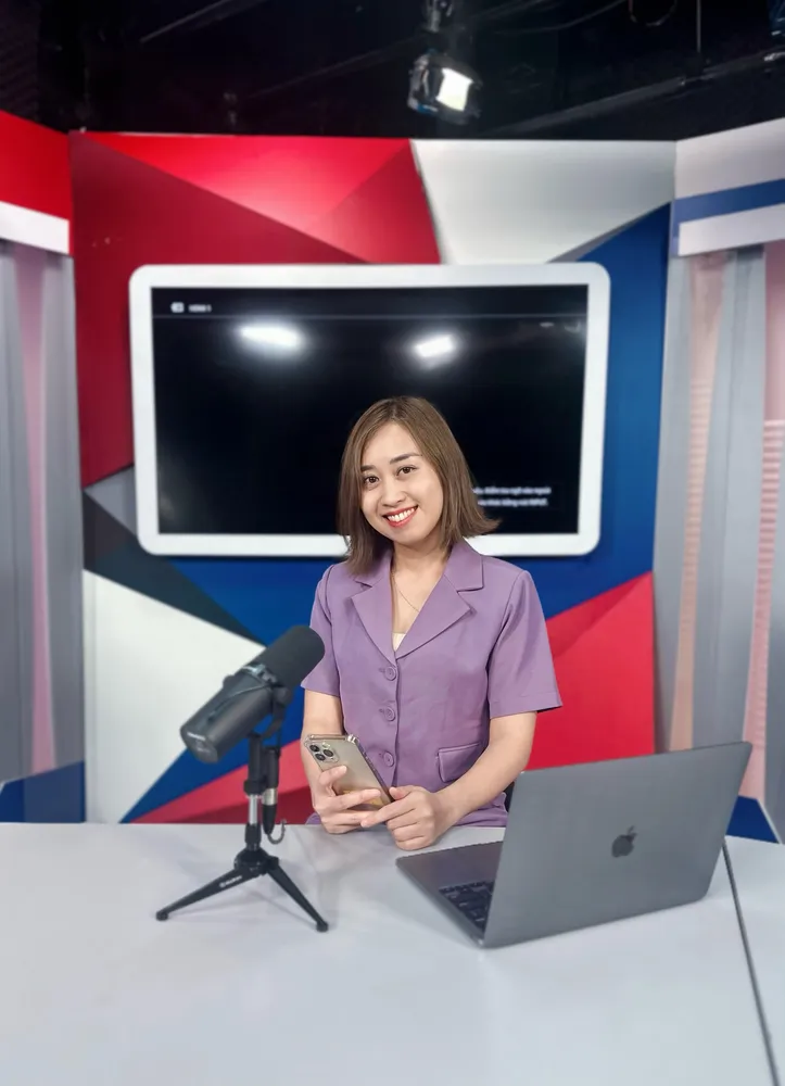Vũ Huyền Linh tại studio VietNamNet