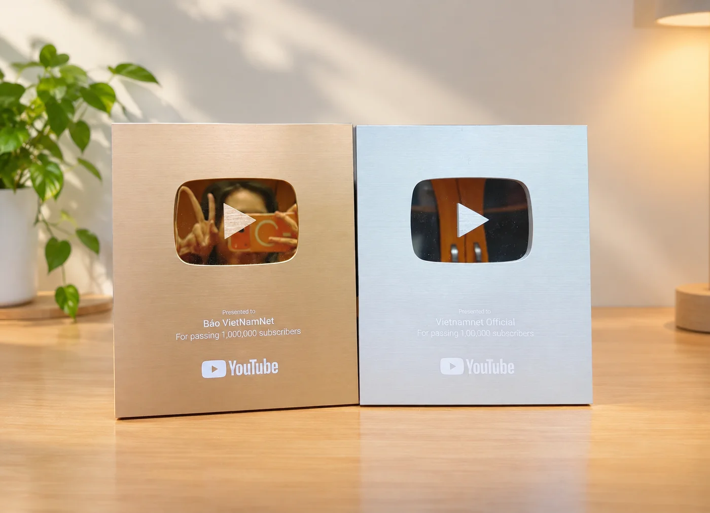 Nút Vàng YouTube kênh Báo VietNamNet (1 triệu subscribers) và Nút Bạc kênh Vietnamnet Official